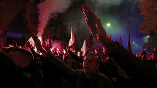 Simpatizantes del dictador Franco desfilan en Madrid tras el aniversario de su muerte