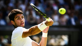 Alcaraz no brilla pero avanza en Wimbledon, Djokovic y Swiatek le acompa&ntilde;an