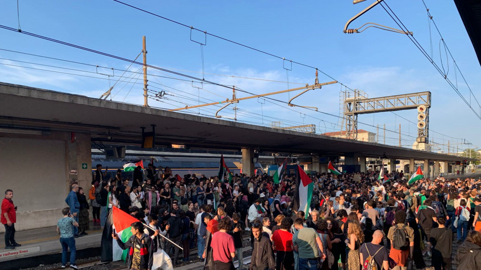 Occupazione in stazione a Bologna, in 20 gi&agrave; identificati