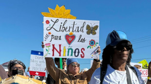 Familias migrantes denuncian encierro insalubre en Texas mientras piden asilo