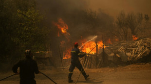 Waldbr&auml;nde erreichen Vororte Athens und treiben Tausende in die Flucht