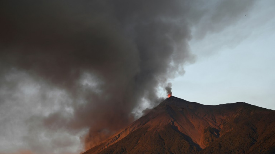 Reabre aeropuerto de Guatemala afectado por cenizas de volc&aacute;n en erupci&oacute;n