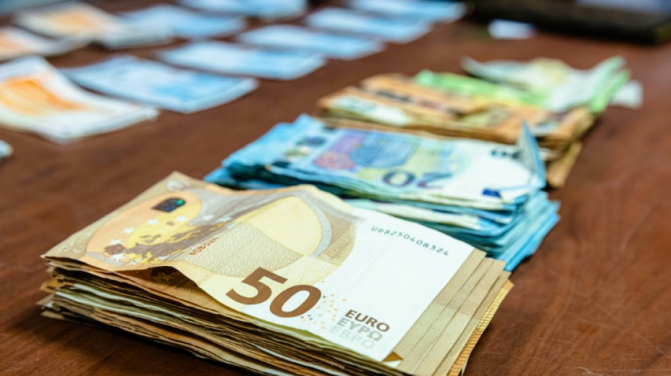 Auf Autobahn umherfliegendes Spielgeld sorgt in Hessen f&uuml;r Polizeieinsatz