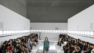 Dans une &eacute;conomie morose, le luxe fait les yeux doux aux clients chinois