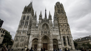 Feuer am Spitzturm der gotischen Kathedrale im franz&ouml;sischen Rouen 