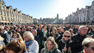 Attentat d'Arras: hommage de la ville &agrave; Dominique Bernard deux jours apr&egrave;s "le cauchemar"