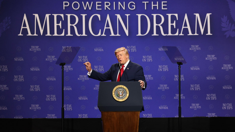 La scultura anti-Trump contro la guerra in Iran in tour negli Usa