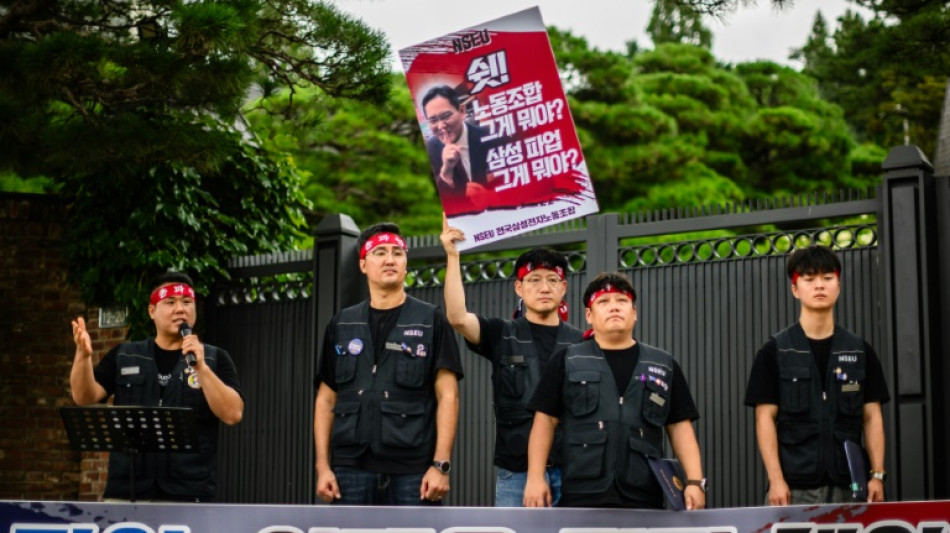Gr&egrave;ve chez Samsung: des dirigeants syndicaux protestent devant la maison du PDG
