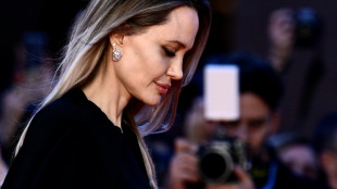 Angelina Jolie visita un club de boxeo en el noreste de Ucrania