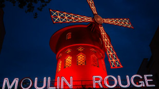 Pariser Wahrzeichen: Windm&uuml;hlenfl&uuml;gel des Moulin Rouge eingest&uuml;rzt 