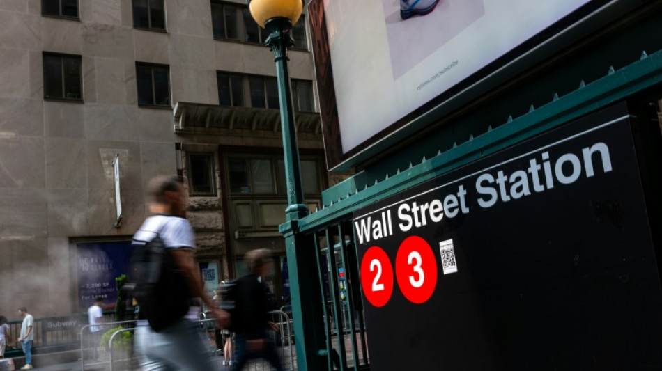 Wall Street termine en ordre dispers&eacute;, incit&eacute;e &agrave; la retenue