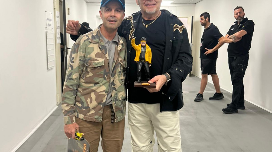 Vasco: la statuina di Ferrigno nel backstage del Maradona