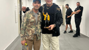 Vasco: la statuina di Ferrigno nel backstage del Maradona