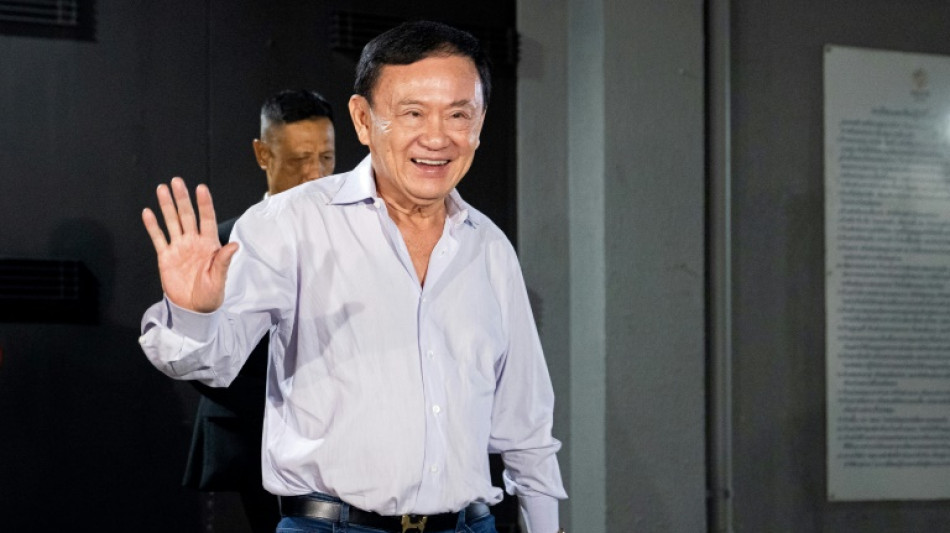 Thaïlande: Thaksin quitte le pays, un vote clé débute au Parlement