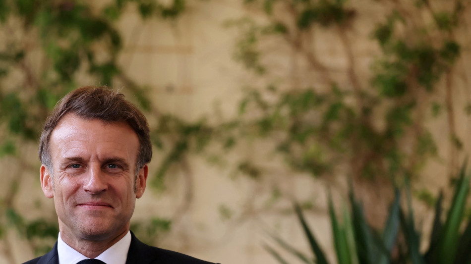 Macron, 'sarà vietato ai 15enni comprare online coltelli'
