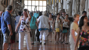 Per fare selfie urta quadro agli Uffizi,'lievi danni' tela