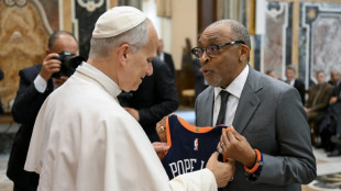 Audienz für Filmstars: US-Regisseur Spike Lee schenkt Papst Leo XIV. ein Trikot