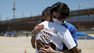 Abrazos en plena frontera M&eacute;xico-EEUU alivian el drama de la migraci&oacute;n irregular