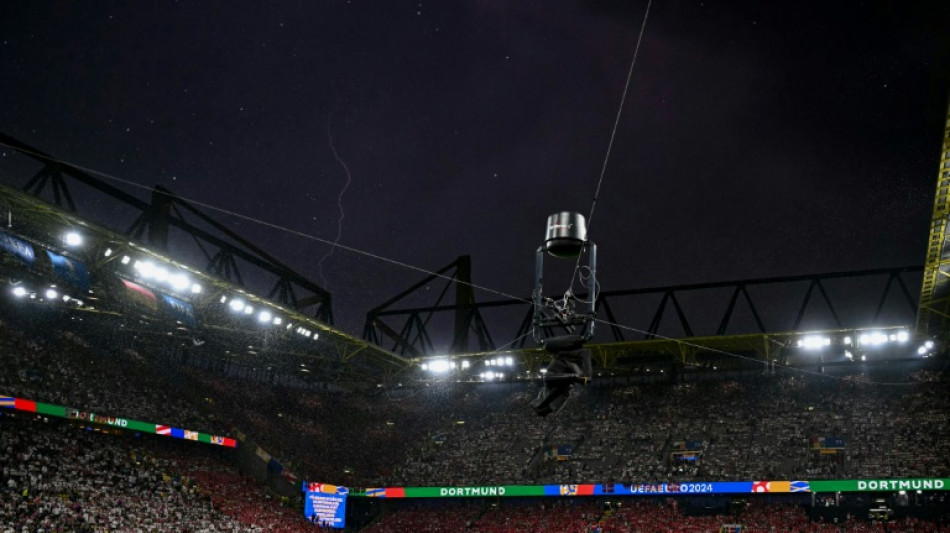 EM-Achtelfinale gegen D&auml;nemark wegen Gewitters vor&uuml;bergehend unterbrochen