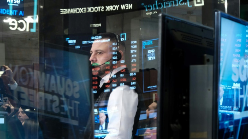 Wall Street bouscul&eacute;e par Disney et de nouveau par les banques r&eacute;gionales