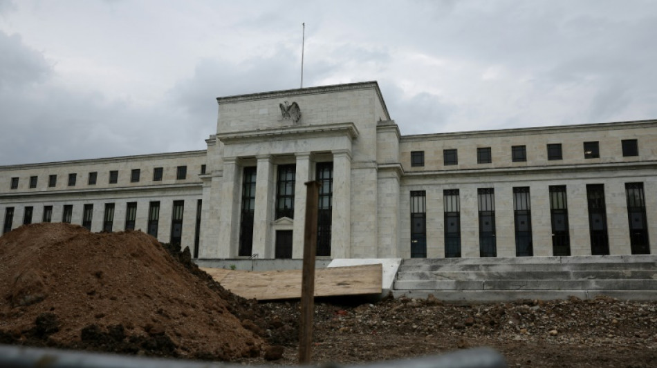 Global stocks struggle on rate fears
