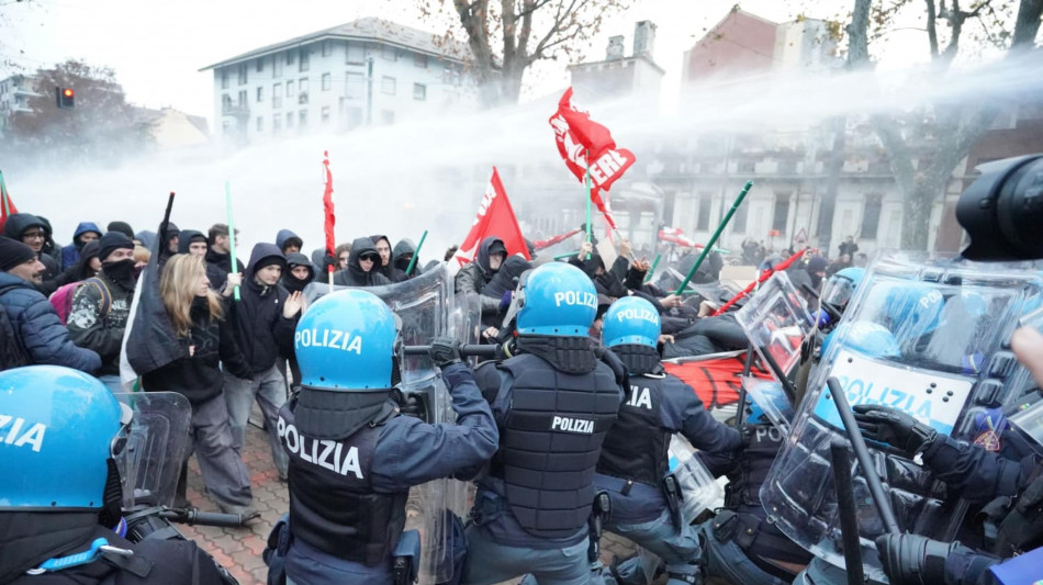 Scontri tra manifestanti e polizia a Torino