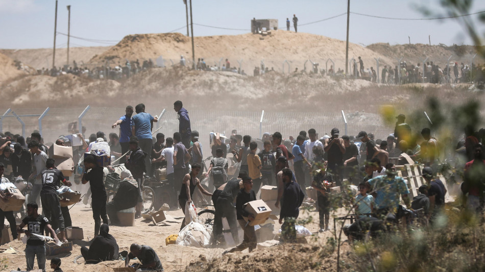 Israele sospende le consegne degli aiuti a Gaza